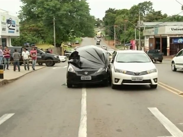 Vítima morreu atingida por tiros em avenida do Bairro Jundiaí, em Anápolis, Goiás (Foto: Reprodução/TV Anhanguera)