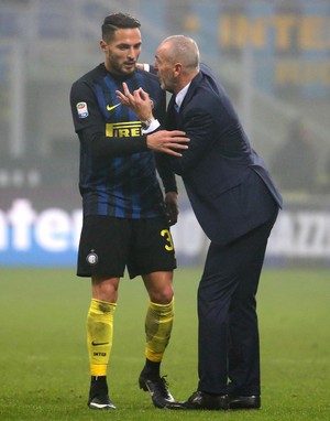 Stefano Pioli conversa com D'Ambrosio durante jogo do Internazionale (Foto: EFE/EPA/MATTEO BAZZI)