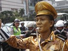 'Guarda de ouro' ajuda a controlar o trânsito na Indonésia