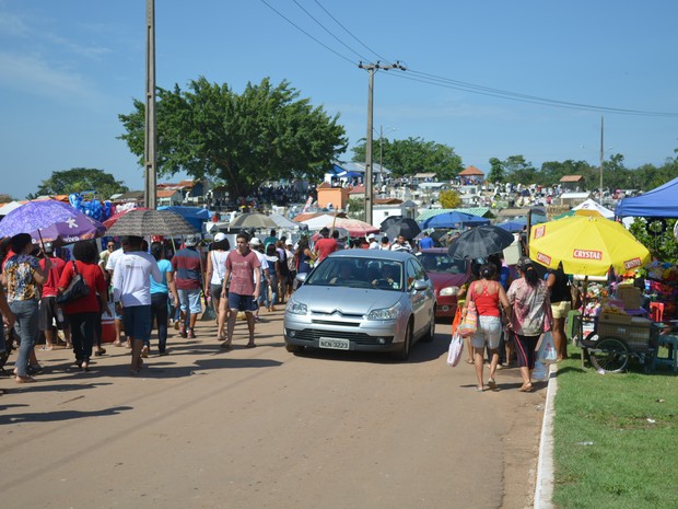 Sob sol de quase 40 graus, milhares de pessoas visitaram os cemitérios públicos em Porto Velho (Foto: Toni Francis/G1)