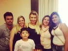 Ex-BBB Fernanda recebe a visita dos primos em Belo Horizonte