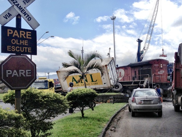 Acidente no Porto de Santos envolveu trem e caminhão (Foto: Cristiane Amaral / TV Tribuna)