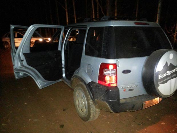 Trio armado abandonou carro ao ver a polícia em Caldas (Foto: Polícia Militar)