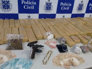 Foram apreendidos 80kg de maconha, dinhiero, arma, balaças de precisão e motocicleta (Foto: Divulgação / Polícia Civil) Foram apreendidos 80kg de maconha, dinhiero, arma, balaças de precisão e motocicleta (Foto: Divulgação / Polícia Civil)