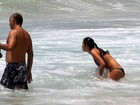 Patrícia Poeta mergulha com o marido em praia do Rio