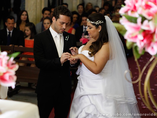 Depois do "sim", os noivos trocam as alianças em frente aos convidados (Foto: Pedro Curi / TV Globo)