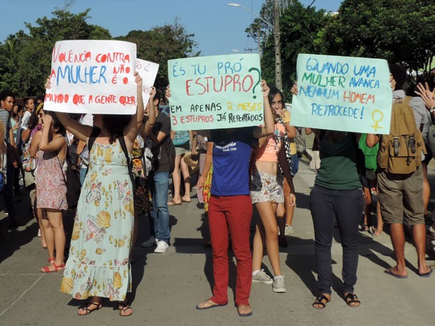 Alunas discutiram violência e realizaram caminhada para alertar demais estudantes e cobrar medidas de proteção às mulheres no campus Recife da UFPE na tarde desta quarta (Foto: Marina Barbosa / G1)