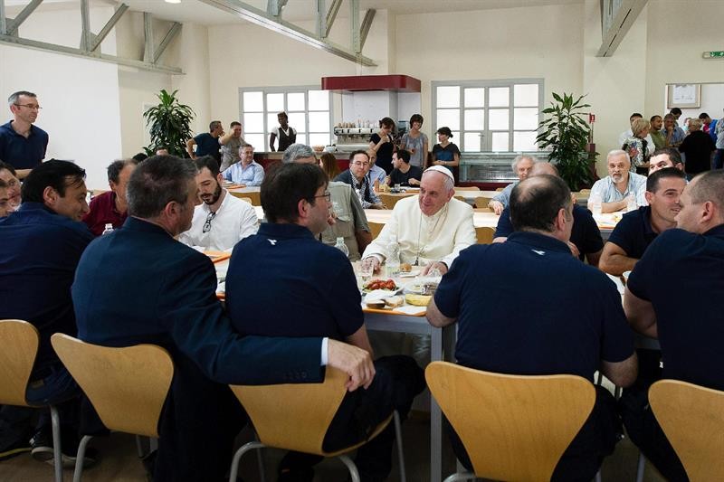  O pontífice comeu batatas fritas, peixe, pão integral e água