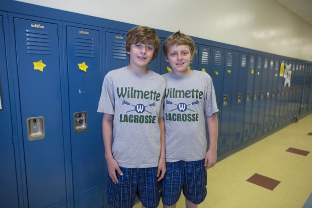 Os irmãos Henry (à esquerda) e Evan Pigott, um dos pares de gêmeos da escola de Illinois (Foto: Scott Eisen/AP)