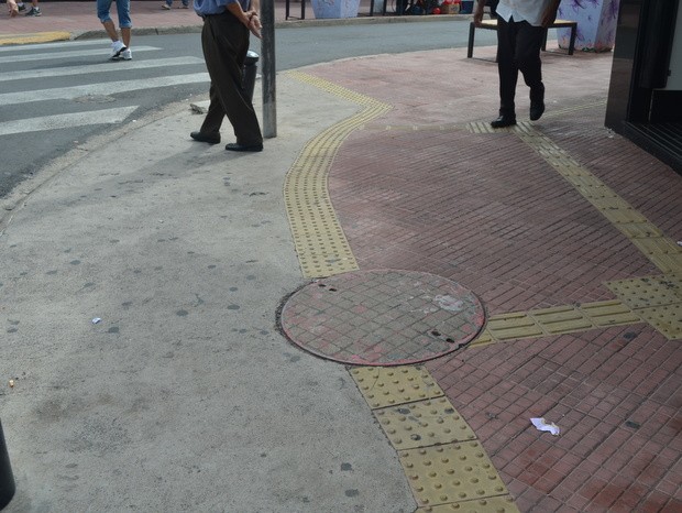 Tampa de bueiro interrompe piso tátil em rua no centro de Piracicaba (Foto: Fernanda Zanetti/G1) Tampa de bueiro interrompe piso tátil em rua no centro de Piracicaba (Foto: Fernanda Zanetti/G1)