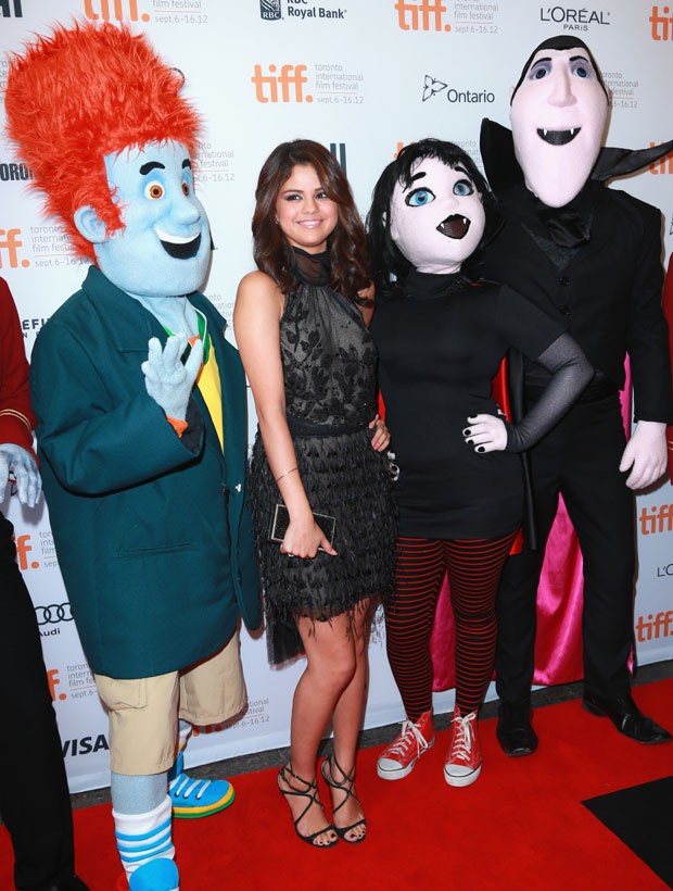 Selena Gomez posa com os bonecos da animação Hotel Transilvânia (Foto: Getty Images)