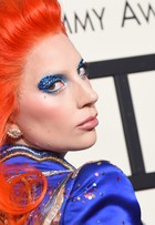 Lady Gaga chora durante maquiagem em homenagem a David Bowie
