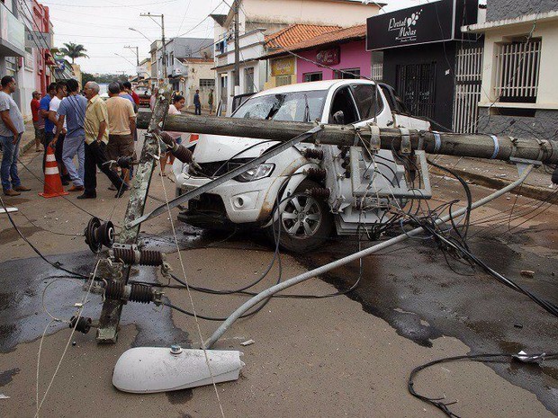 Acidente deixa quatro feridos em Bambuí (Foto: Marco Antônio/Tv Bambuí) Acidente deixa quatro feridos em Bambuí (Foto: Marco Antônio/Tv Bambuí)