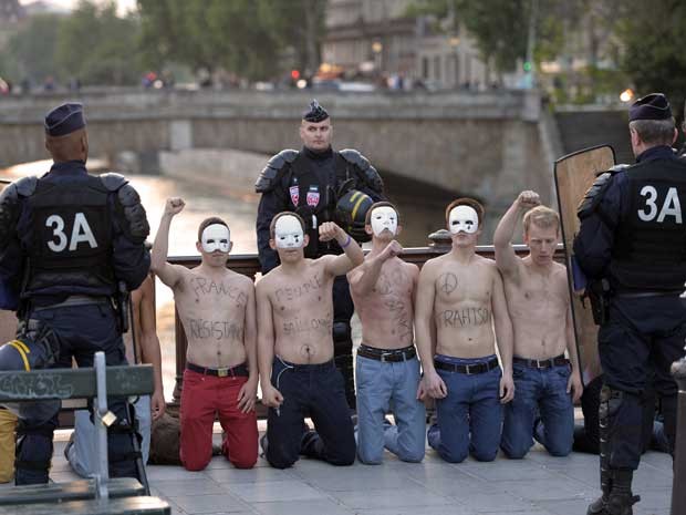 Manifestantes protestam contra a promulgação da lei que permite casamentos gays na França. (Foto: Miguel Medina / AFP Photo)