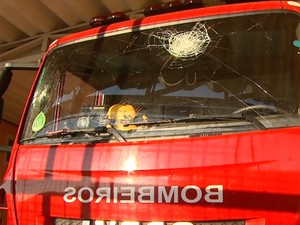 Viatura dos bombeiros também foi atacada por vândalos em Bebedouro (Foto: Maurício Glauco/EPTV)