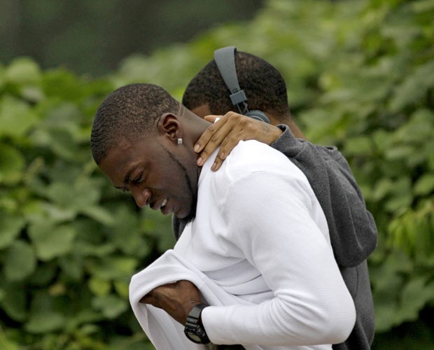 Estudantes choram neste domingo (10) no local do tiroteio em Auburn, no estado americano do Alabama (Foto: AP)