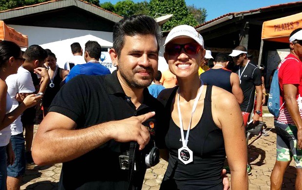 Karina Quadros recebeu a medalha de participação do marido, Silvano Marques (Foto: Madson Rodrigues/Arquivo pessoal)
