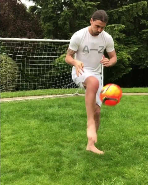 Ibrahimovic treina com bola após operação no joelho