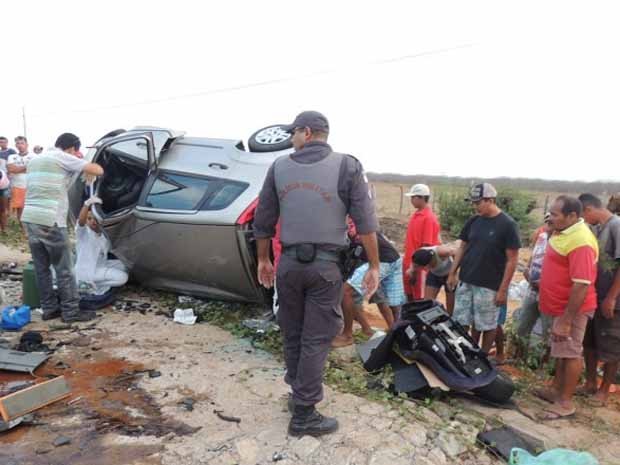 Colisão aconteceu na BR-406, entre Guamaré e Macau  (Foto: Francisco de Assis)