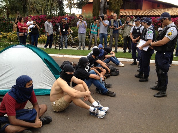 Impedidos pela polícia de chegar à rua de Renan Calheiros, manifestantes montaram barraca e bloquearam um dos acessos ao local (Foto: Felipe Néri/G1)