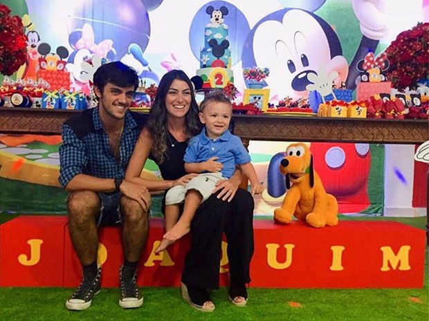 Felipe Simas e Mariana Uhlmann com o pequeno Joaquim em festa no Rio (Foto: Instagram/ Reprodução)