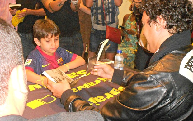 Popó autografa livro para criança durante lançamento da biografia do ex-pugilista (Foto: Raphael Carneiro)