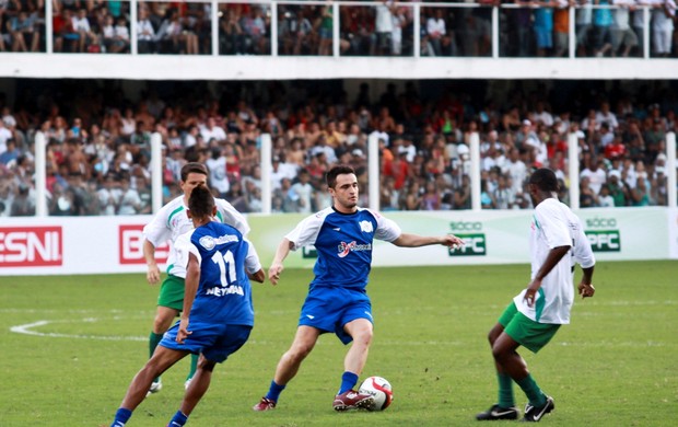 Falcão atua ao lado de Neymar no jogo beneficente de 2010 (Foto: Divulgação)