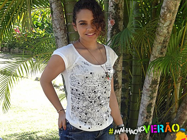 A camiseta de Julia com frases também faz o maior sucesso (Foto: Malhação / TV Globo)