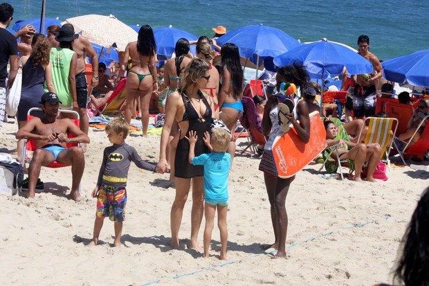 Fernanda Lima com filhos na praia (Foto: JC Pereira/ AgNews)