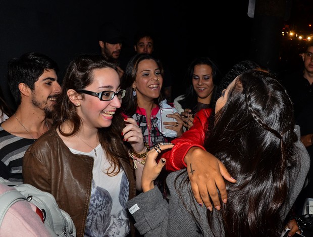 Anitta com fãs antes de show em boate em São Paulo (Foto: Caio Duran/ Ag. News)