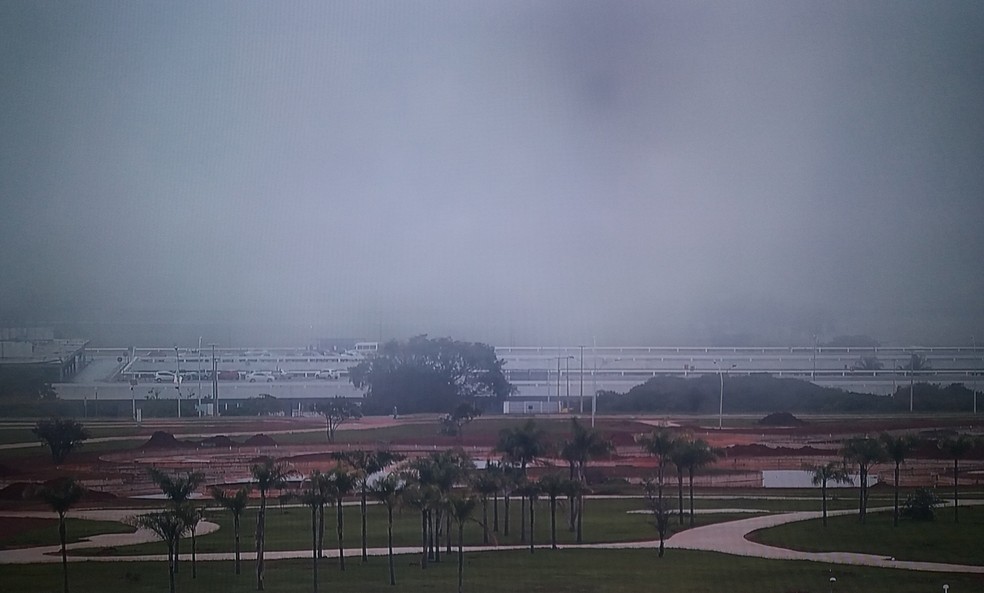 Neblina esconde Esplanada e Congresso Nacional ao fundo  (Foto: TV Globo/Reprodução)