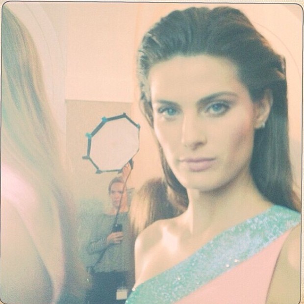 Isabelli Fontana se prepara para o desfile da Versace, na semana de moda de Milão (Foto: Reprodução/Instagram)