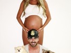 Ex-BBB Adriana mostra barriga de grávida e posa com sua família