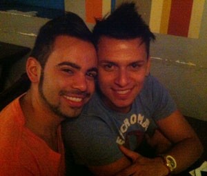 Os namorados Peterson, 23 anos, vendedor, e Wallace, 24, gerente de buffet (Foto: Rodrigo Ortega/G1)