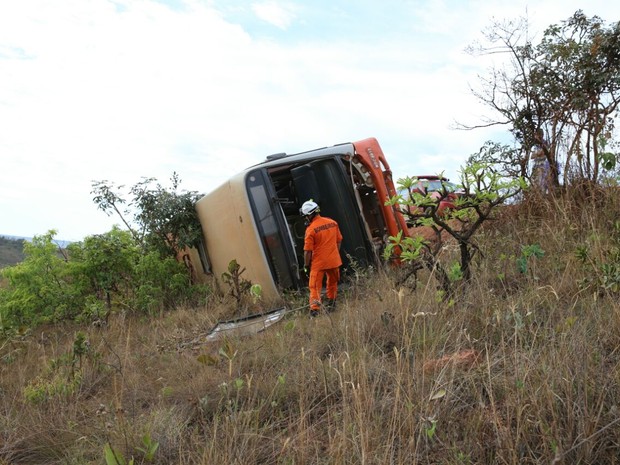 Ôniobus escolar tomba em área rural de São Sebastião, no DF (Foto: Corpo de Bombeiros/Divulgação)