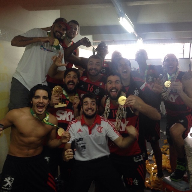 Gegê Flamengo campeão NBB 7 comemoração vestiário (Foto: Divulgação / Instagram)