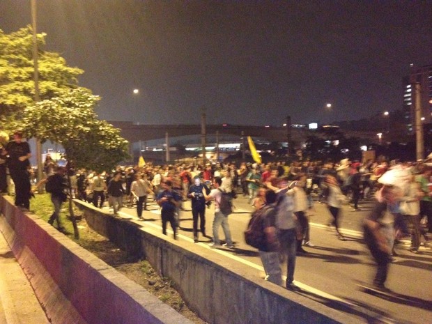 Manifestantes fecharam pistas da Marginal Pinheiros (Foto: Marcelo Mora/G1)