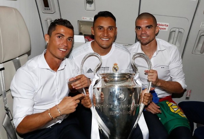 Cristiano Ronaldo, Keylor Navas e Pepe Real Madrid trofÃƒÂ©u Liga dos CampeÃƒÂµes (Foto: Twitter oficial Real Madrid)