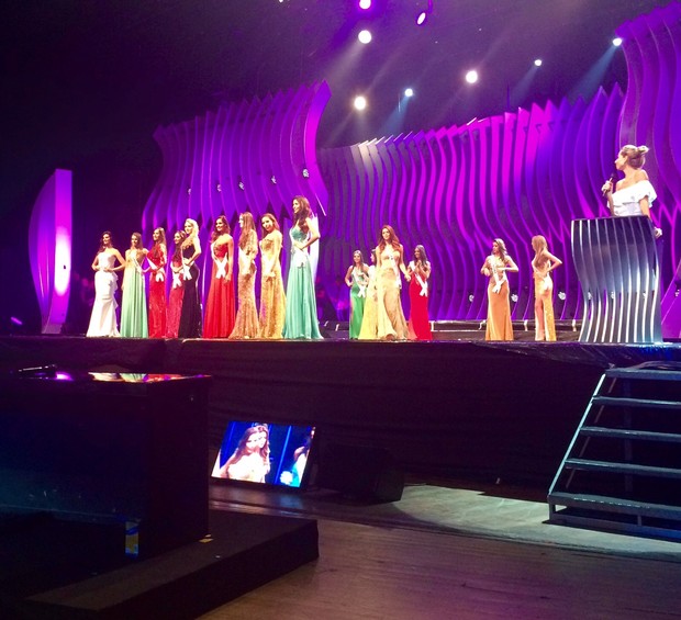 Mariana Weickert no ensaio geral com as candidatas ao Miss Brasil 2015, no palco do Citibank Hall, em São Paulo, na madrugada desta quarta-feira, 18 (Foto: Reprodução / Instagram)