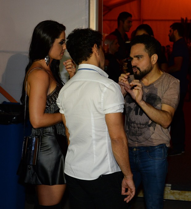 Luciano conversa com Zezé Di Camargo e Graciele (Foto: Francisco Cepeda e Daniel Bryan/AGNews)