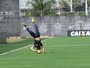 Titular neste domingo, Pato faz acrobacias em treino do Timão