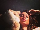Thaila Ayala posta foto deitada em cama que seria de James Franco