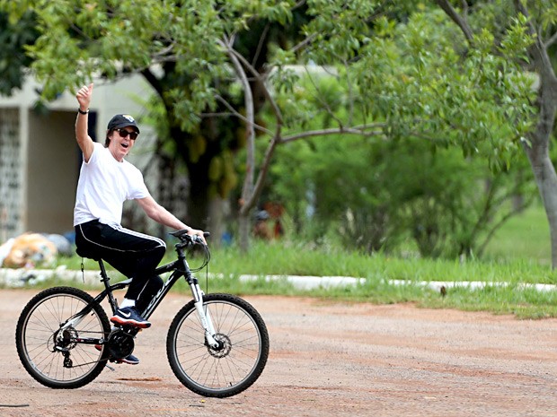 O ex-beatle Paul McCartney acena para fãs durante passeio de bicicleta no Parque da Cidade de Brasília (Foto: Carlos Silva/CB/D.A. Press)