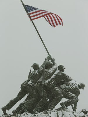 A estátua do Memorial dos Soldados na Guerra é vista durante a tempestado em Arlington, na região de Washington, nesta segunda (3). (Foto: Gary Cameron/Reuters)