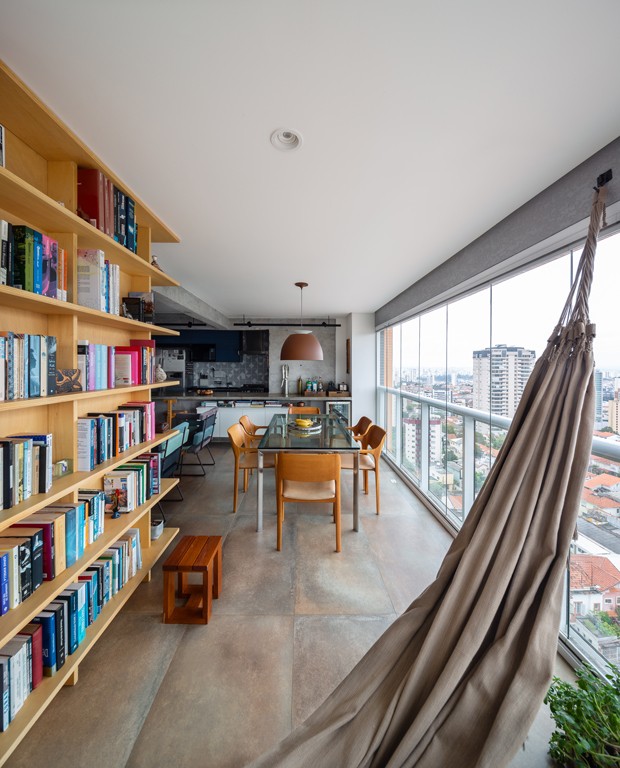 Em 65 m² coube rede, closet, ofurô e biblioteca (Foto: Manuel Sá) Em 65 m² coube rede, closet, ofurô e biblioteca (Foto: Manuel Sá)