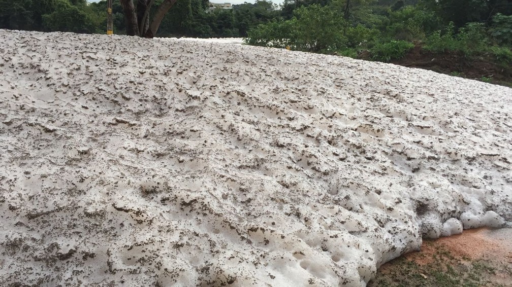 Espuma invadiu ruas de Salto nesta terça-feira (6) (Foto: Thiago Ariosi/TV TEM)