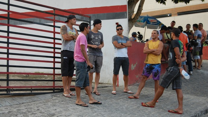 Jogadores do Campinense no Renatão  (Foto: David Henrique / TV Paraíba)