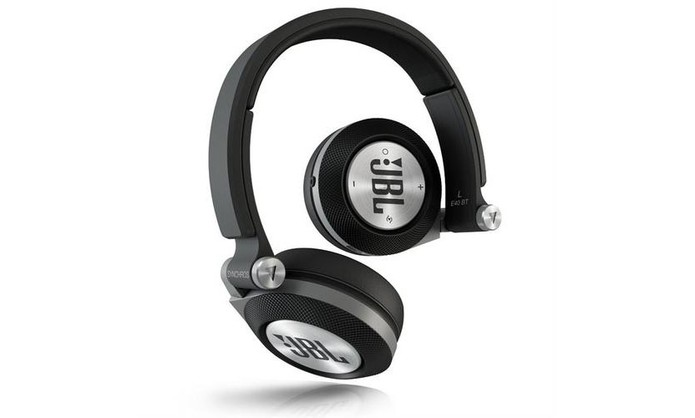 Fone de ouvido JBL Synchros E40bt tem tecnologia sem fio e haste ergonômica dobrável (Foto: Divulgação/JBL)