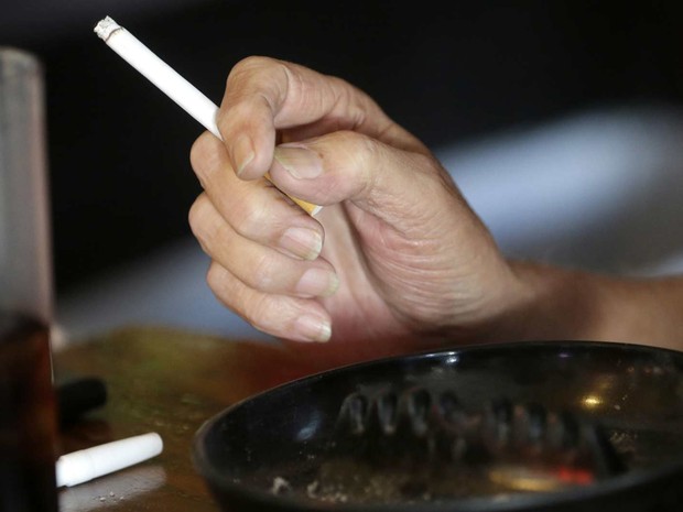 Cigarro pode provocar mutações, segundo estudo (Foto: AP Photo/Gerald Herbert) Cigarro pode provocar mutações, segundo estudo (Foto: AP Photo/Gerald Herbert)