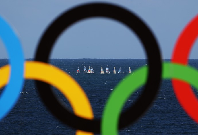 GALERIA - Clique da disputa da vela no meio dos arcos olímpicos (Foto: Paul Gilham/Getty Images)